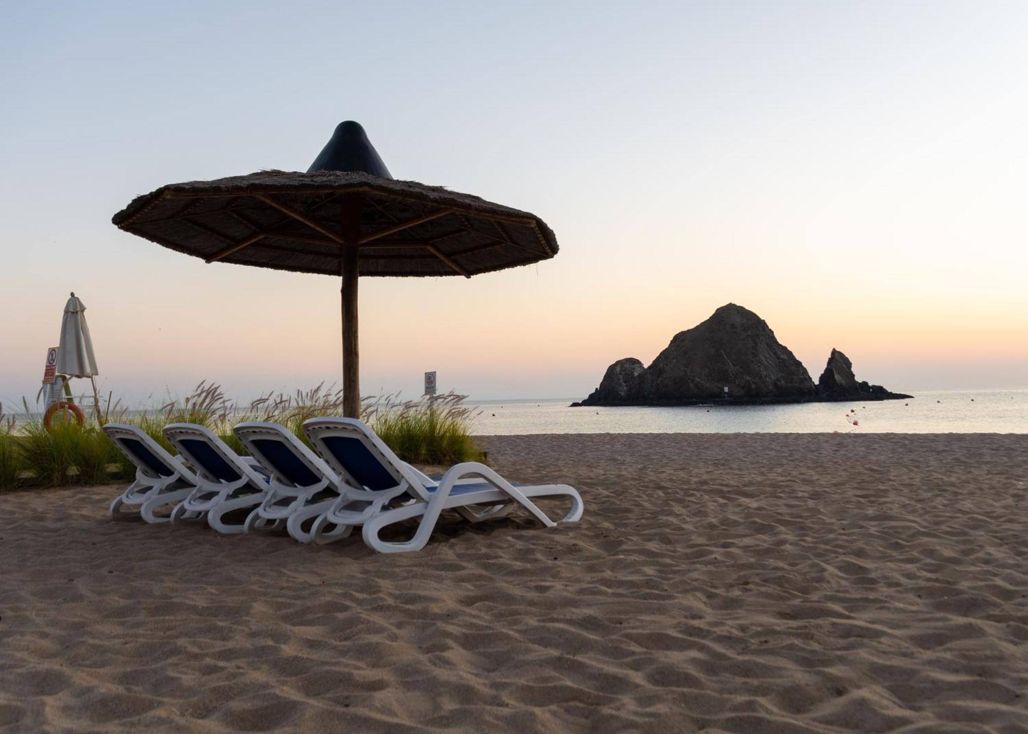 Sandy Beach Hotel & Resort Al Aqah Exterior photo